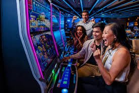 Antarmuka aplikasi mobile java138 menampilkan permainan slot dan live casino
